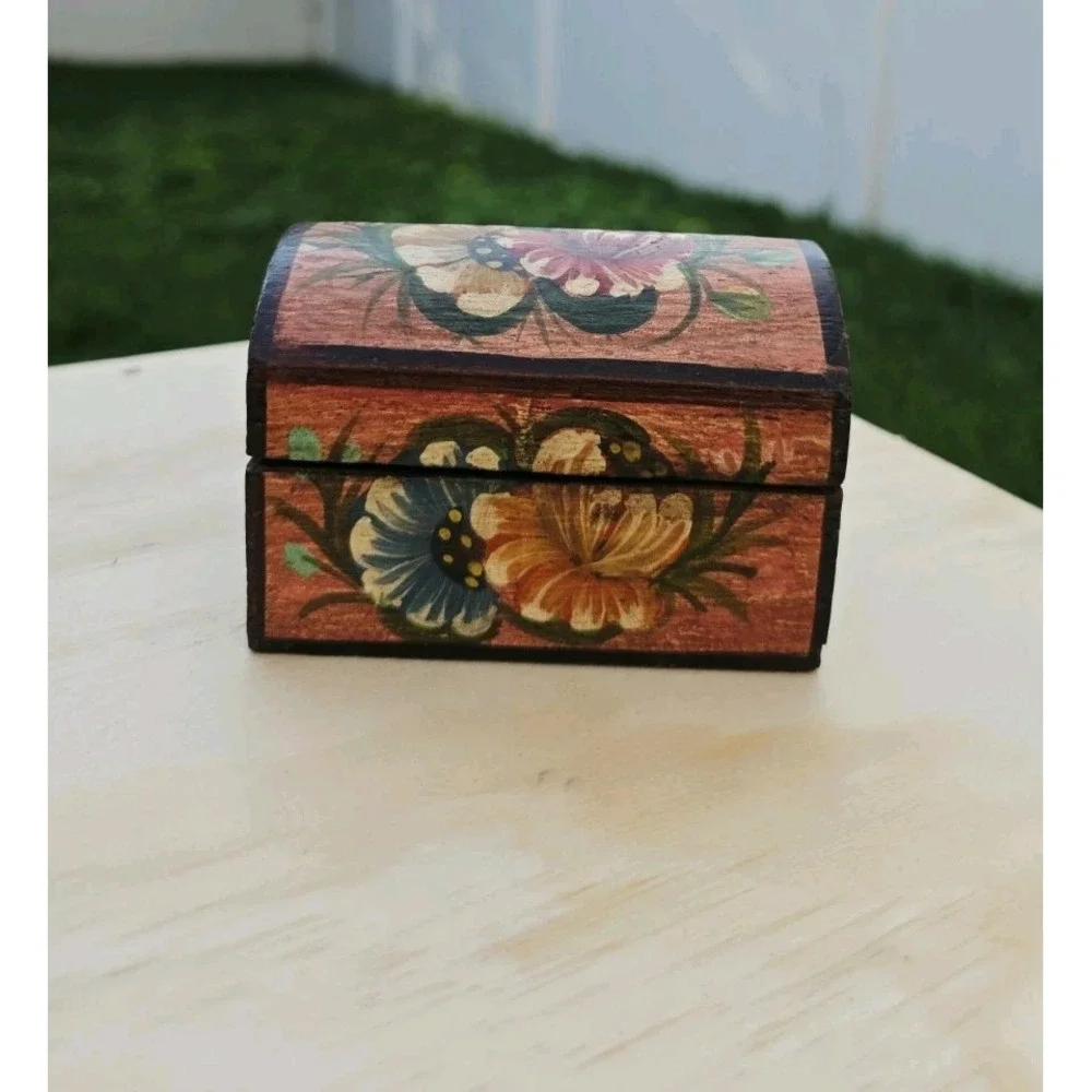 Vintage Hand Painted Wooden Floral Folk Art Box Jewelry Chest 5.5